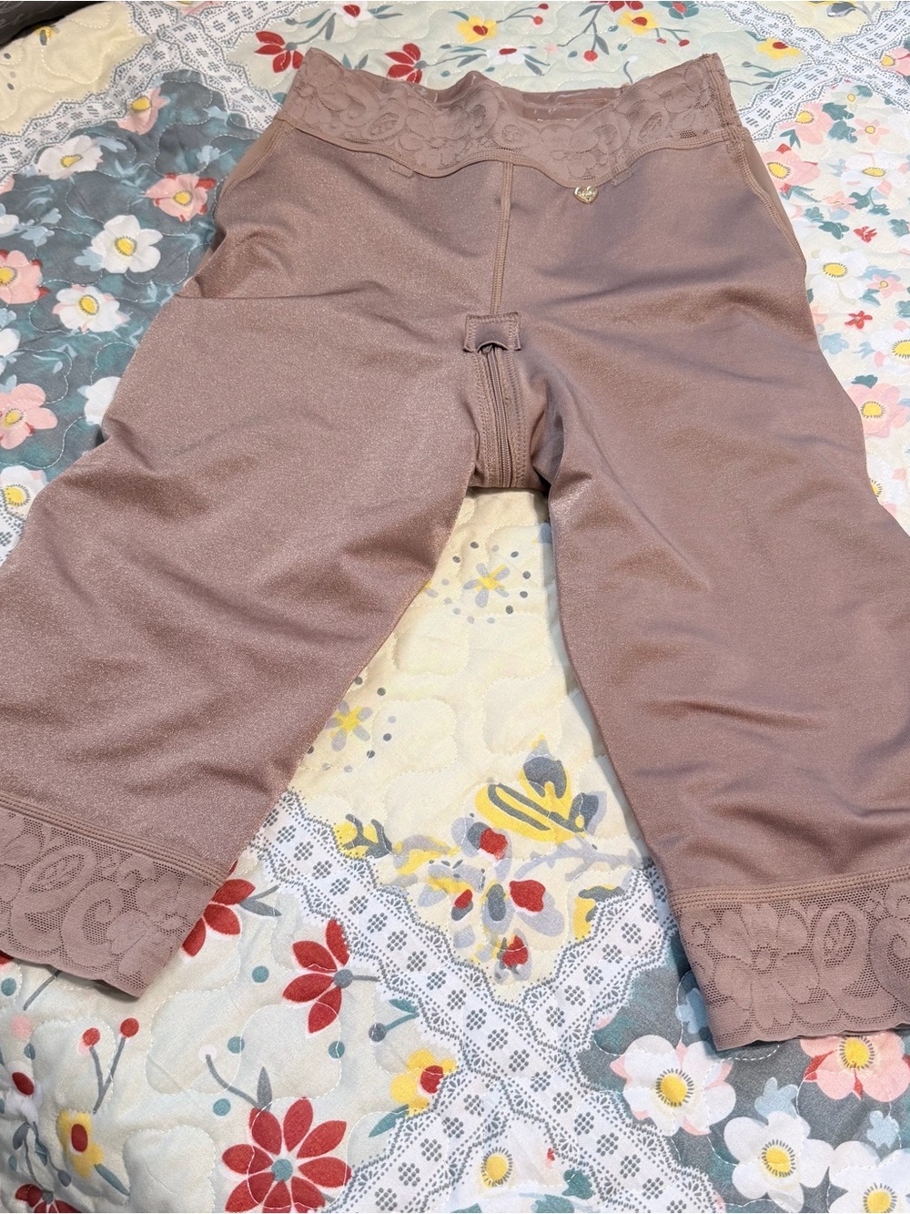 Noely Fajas “Mega Booty Pierna Larga” capri in Moca color in size Large.